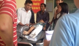 Cột viễn thông đổ, đè nát chân bé trai 5 tuổi