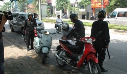 Video: Nam thanh niên 'vò đầu, bứt tai' khi bị CSCĐ xử lý vi phạm