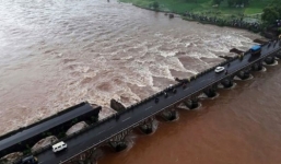 Sập cầu cao tốc tại Ấn Độ, hai xe khách lao mình xuống dòng nước lũ