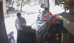 Video: 5 lần ra tay trộm đồ, thanh niên ung dung đút túi 2 chiếc điện thoại