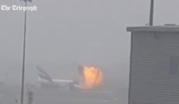 Video: Boeing 777 biến thành cầu lửa lớn trên đường băng