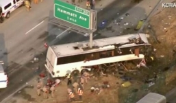 Video: Xe bus bị cột biển báo xẻ đôi, 5 người thiệt mạng