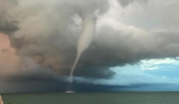 Vòi rồng khổng lồ quần thảo bờ biển Anh suốt 30 phút