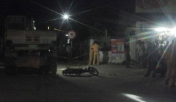 Xe máy 'kẹp' 3 đâm máy xúc, 2 em nhỏ chết thảm