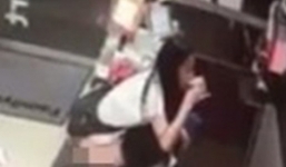 Cô gái tiểu tiện vào cốc và uống ngay tại quầy thanh toán ở siêu thị