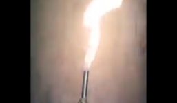 Video: Cột lửa lớn bất ngờ phun lên từ miệng giếng khoan