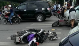 Dừng đèn đỏ, cô gái bị 'xe điên' kéo lê 15 m