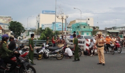 Hai thanh niên bị chém gục sau trận truy sát kinh hoàng trên phố