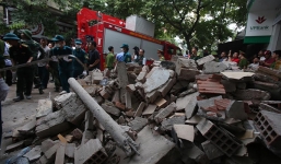 Video: Cận cảnh vụ sập nhà cổ ở phố Cửa Bắc, Hà Nội