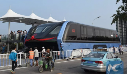 Thú vị trước xe buýt chở 1.200 người lần đầu chạy trên đường phố