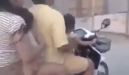 Video: Bé gái 4 tuổi lái xe máy chở cả nhà lao vun vút trên đường