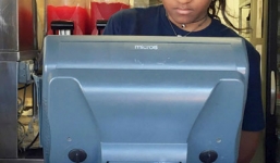 Con gái Tổng thống Obama làm phục vụ trong quán đồ ăn