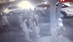 Video: Hàng chục côn đồ chém gục 2 người trong quán karaoke ở Hải Dương