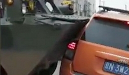 Xe tăng chạy hết tốc lực đâm liên hoàn 2 ô tô trên phố