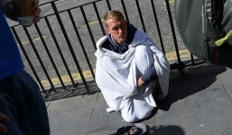 Thu nhập khủng hàng trăm bảng Anh/ngày từ nghề ... “ăn xin”