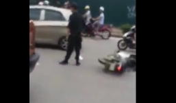 Video: Nam thanh niên quay đầu 'chạy chốt' 141 gây tai nạn ở Hà Nội