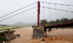 Video: Cận cảnh lũ cuồn cuộn đổ về Lào Cai, 11 người chết và mất tích