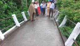 Phá lan can cầu nghi để 'quan huyện' dễ đi ô tô: Lãnh đạo nhận kiểm điểm