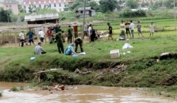 Bàng hoàng phát hiện thi thể bé sơ sinh bị ném xuống suối