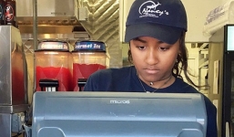 Con gái Tổng thống Obama đi làm thêm ở nhà hàng hải sản