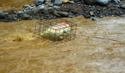 Video: Tiếp tế lương thực cho người dân bị cô lập do mưa lũ ở Lào Cai