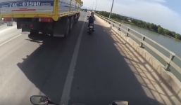 Bám hông xe tải tránh nắng, chị em ninja bị cộng đồng lên án