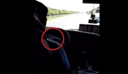 Video: Tài xế xe khách vừa lái vừa 'lướt' Facebook