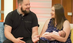 Video bà mẹ tự sinh con trong chưa đầy 1 phút ngay trước cửa bệnh viện