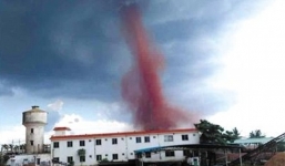 Video: Lốc xoáy màu đỏ tàn phá 545 ngôi nhà ở Trung Quốc