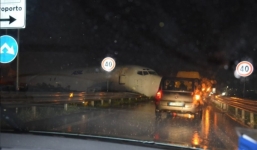 Video: Máy bay trượt khỏi đường băng, đâm xuyên đường ôtô gây sốc