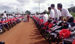 Video: 9X Bình Phước rước dâu bằng 90 xe Exciter gây sốt