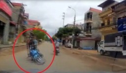 Video: Thanh niên chạy xe lạng lách, đánh võng lao đầu vào ôtô