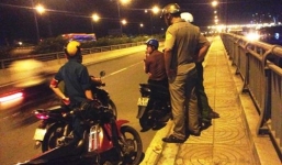 Đi ăn tiệc về, đôi nam nữ bị cướp giật túi xách trên xa lộ Hà Nội