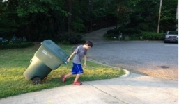 Mở dịch vụ gom rác, cậu bé 11 tuổi nuôi mộng làm giàu 