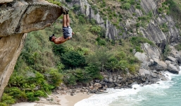 Nam thanh niên dùng chân treo ngược người trên vách đá