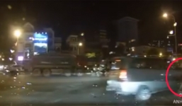 Sang đường bất cẩn, xe máy nam thanh niên bị ô tô cán qua