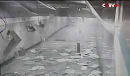 Video: Trần nhà ga bất ngờ đổ sập, hành khách hoảng sợ bỏ chạy