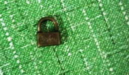 Bé 2 tháng tuổi bị anh trai cho ăn...ổ khóa