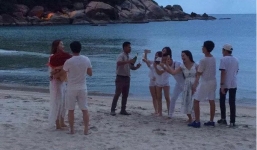 Lộ ảnh đại gia kim cương tặng hoa Hồ Ngọc Hà bên bãi biển