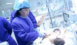 Bố mẹ cặp song sinh dính liền muốn tặng gà, rượu cảm ơn Bộ trưởng Tiến