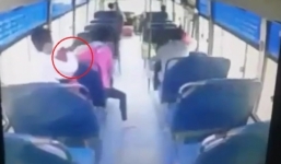 Trộm thản nhiên móc điện thoại trên xe buýt