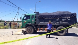 Nữ sinh chết thảm dưới bánh xe tải