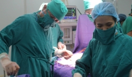 Phẫu thuật cứu sống bé sơ sinh lộ nội tạng ra ngoài thành bụng