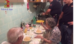 Cảnh sát Italia cùng ăn tối với hai vợ chồng già bật khóc vì quá cố đơn