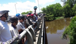 Video: Phát hiện xác chết đang phân hủy nổi trên sông