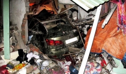 Xe Lexus gây tai nạn trong đêm, 1 người chết, 5 người bị thương