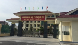 Hai cán bộ huyện bị bắt khi đang ngồi sát phạt tại sới bạc