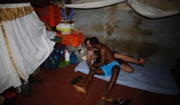 Cận cảnh nhà tù nam ở chung với nữ và lẫn cả người chuyển giới