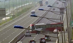 Đi ngược chiều trên cao tốc Hà Nội- Hải Phòng, tài xế bị phạt 7,5 triệu