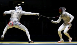 Kiếm thủ đánh rơi điện thoại khi đang thi đấu tại Olympic 2016